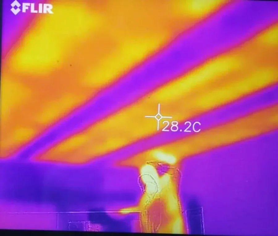 Termografía del techo: el film radiante DomoTHERM calentando el plafón, visto en cámara térmica